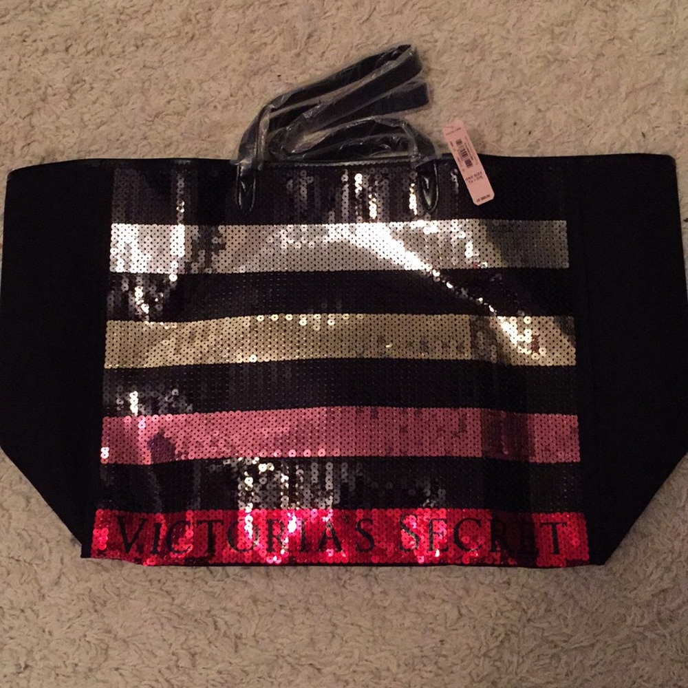 Victoria Secret duffle w/ BONUS makeup bag 😍💋